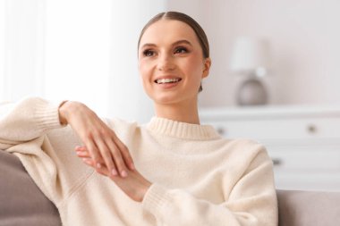 Evdeki güzel genç kadının portresi.