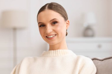 Evdeki güzel genç kadının portresi.