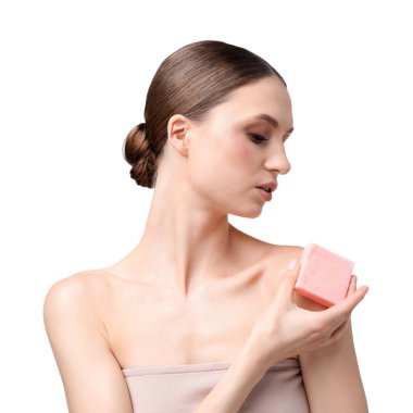 Beyaz arka planda sabun çubuğu olan güzel bir kadın.