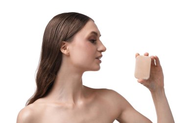 Beyaz arka planda sabun çubuğu olan güzel kadın, yakın plan.