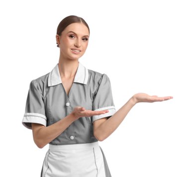 Beyaz arka planda gülümseyen oda hizmetçisinin portresi