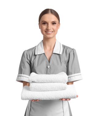 Beyaz arka planda temiz havlu yığını olan oda hizmetçisi.