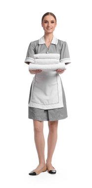 Beyaz arka planda temiz havlu yığını olan oda hizmetçisi.