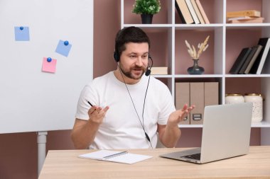 Çevrimiçi hoparlör açık alanda dizüstü bilgisayar başında webinar oynuyor.