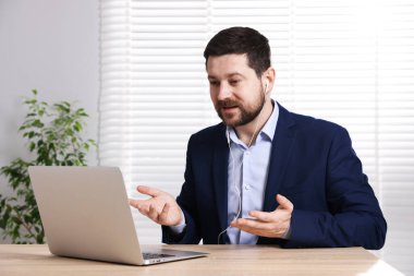 İçerideki masada dizüstü bilgisayarı olan internet hoparlörü.