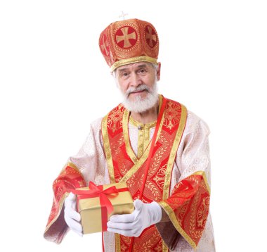 Beyaz arka planda hediyeli Aziz Nicholas