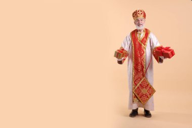 Bej arka planda hediyeleri olan Aziz Nicholas. Metin için boşluk