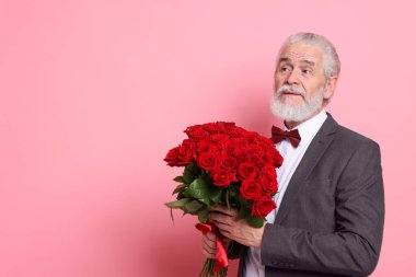 Pembe arka planda kırmızı gül buketi olan son sınıf öğrencisi, mesaj için yer var.