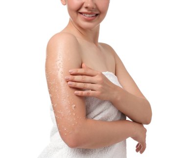 Gülümseyen kadın koluna beyaz arka plan ile masaj yapıyor.