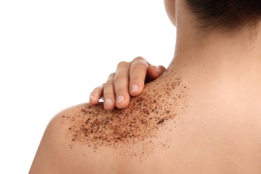 Omuzlarına beyaz arka plan ve arka plan üzerine vücut masajı yapan kadın.