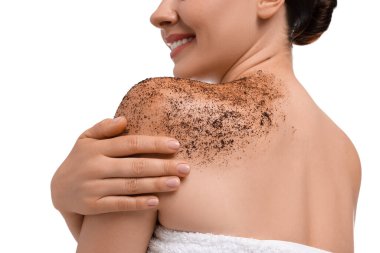 Gülümseyen kadın, beyaz arka planda omzunu ovalıyor.