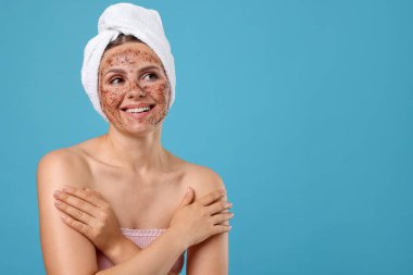 Yüzünde açık mavi bir arka plan olan gülümseyen bir kadın. Metin için boşluk