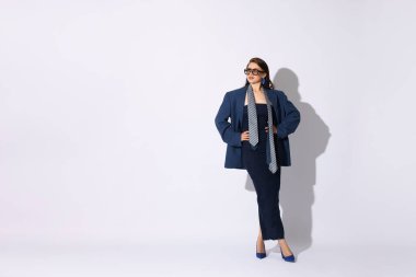 Beyaz arka planda şık giyinmiş genç bir kadın, mesaj için boşluk.