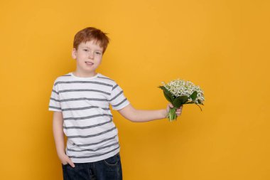 Sarı arka planda bir buket güzel çiçekli çocuk.