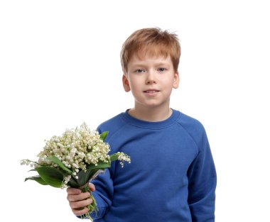 Beyaz arka planda vadideki güzel çiçekleri olan bir çocuk.