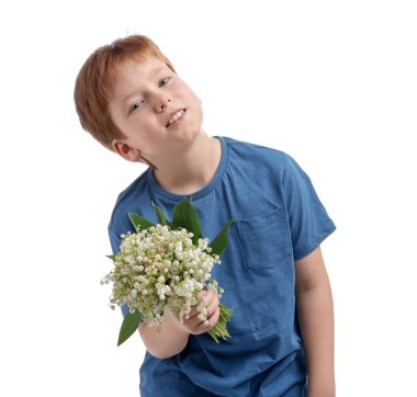 Beyaz arka planda vadideki güzel çiçekleri olan bir çocuk.