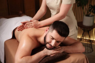 Adam spa salonunda masaj yaptırıyor.