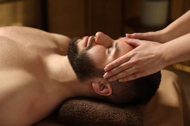 Adam spa salonunda masaj yaptırıyor.