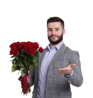 Beyaz arka planda kırmızı gül buketi olan mutlu adam.