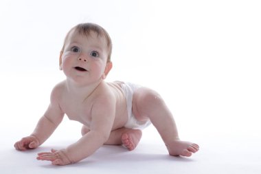 Beyaz arka plan üzerinde sürünerek şirin bebek