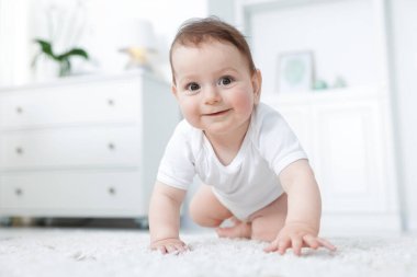 Evde yerde sürünerek şirin bebek