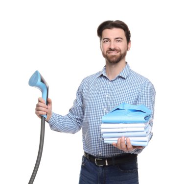 Buharlı adam ve beyaz arka planda bir yığın giysi.