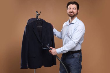 Kahverengi arka planda buharlı adam ceketi.