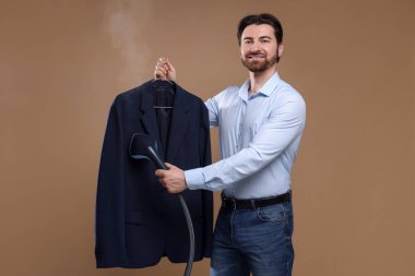 Kahverengi arka planda buharlı adam ceketi.