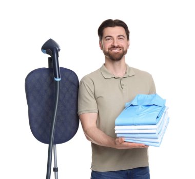 Buharlı adam ve beyaz arka planda bir yığın giysi.