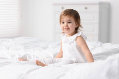 Sevimli küçük bebek kız evde yatakta