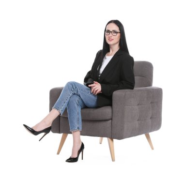 Beyaz arka planda koltukta profesyonel psikolog.