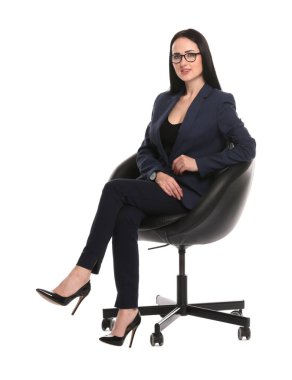 Beyaz arka planda ofis koltuğunda profesyonel psikolog.