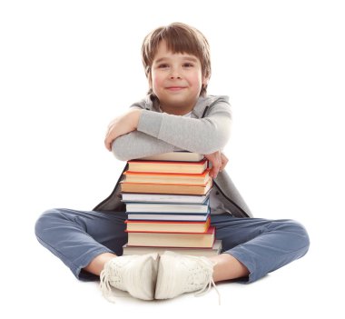 Beyaz arka plan hakkında çok farklı kitapları olan bir çocuk.
