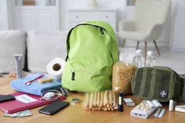 Hayatta kalma kiti. İçerideki ahşap masada farklı acil durum malzemeleri var.