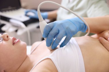 Sonograf, klinikte kızın kalbinin ultrason muayenesi yapıyor.