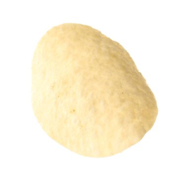 Beyaza izole edilmiş lezzetli bir patates cipsi.
