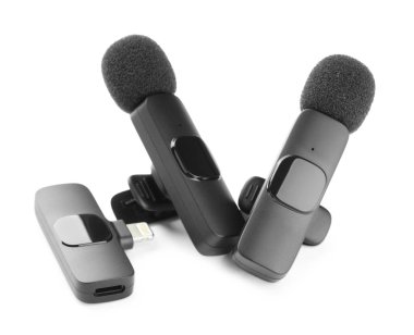 Lavalier mikrofonlar ve kablosuz alıcılar beyaza izole edildi