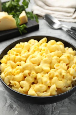 Peynir soslu lezzetli makarna gri masada, yakın plan.