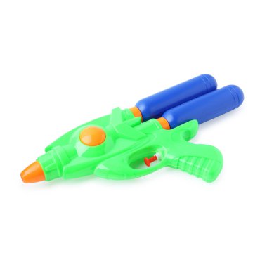 Parlak plastik su tabancası beyaza izole edilmiş.