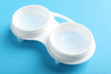 Açık mavi arkaplanda kontak lensler, yakın plan