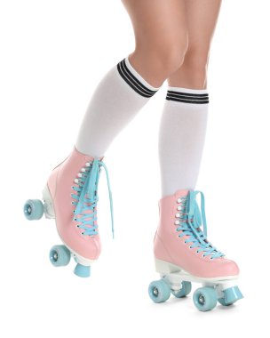 Beyaz arka planda patenli kadın, yakın plan.