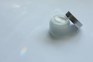 Beyaz arkaplanda vücut kremi kavanozu, metin için boşluk