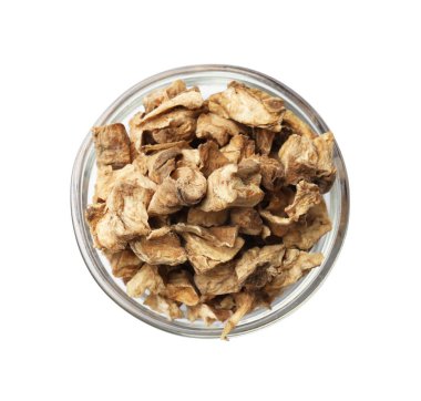 Kabın içindeki kuru hindiba kökleri beyaza izole edilmiş.