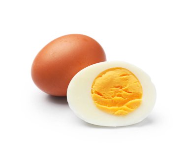 Beyaz arka planda lezzetli haşlanmış yumurta.