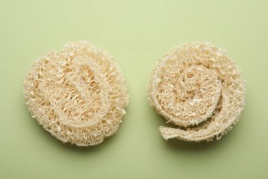 Yeşil arka planda doğal lif süngerleri, düz yatış