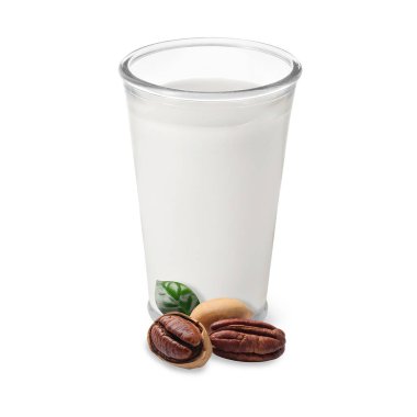 Bardakta fındık sütü ve beyaz cevizler.