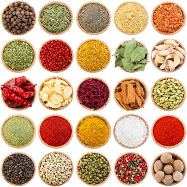 Farklı aromatik baharatlar ve beyaz kaplar. Üst görünüm