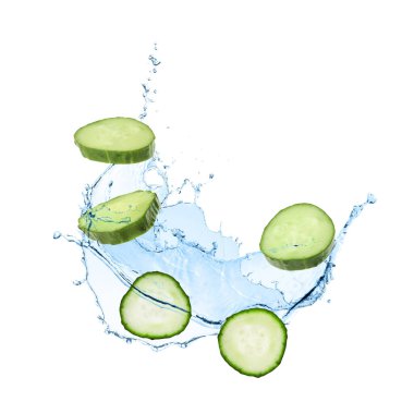 Salatalık dilimleri ve beyaz arka planda havaya su sıçratma