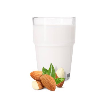 Bardakta fındık sütü ve beyaza izole edilmiş bademler.