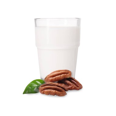 Bardakta fındık sütü ve beyaz cevizler.